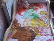 продаю детскую кровать - машина для девочки и мальчика детские кровати - машины в хорошем состоянии с встроенным матрасом и вместительным ящиком под м, Екатеринбург - Детская мебель